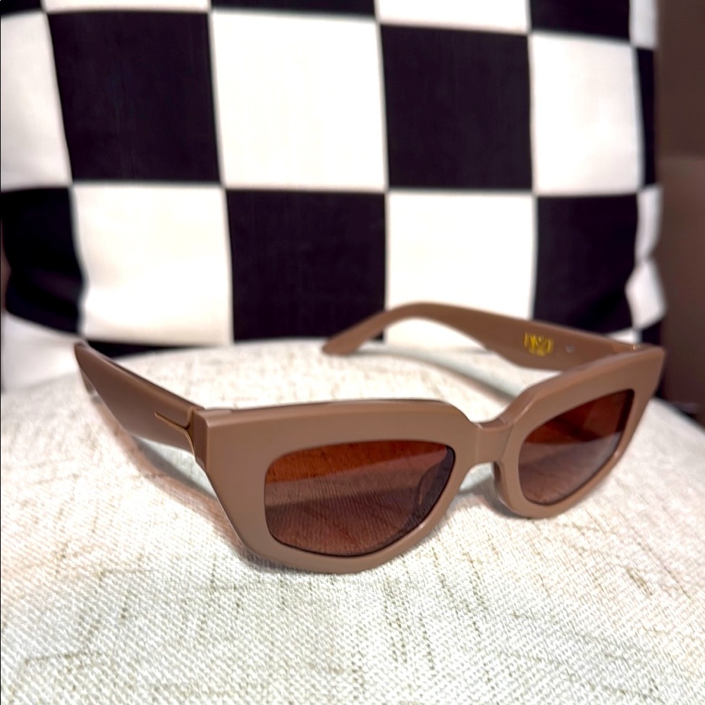 Chic Tan Sunglasses